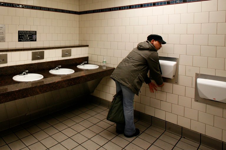 Lavado de manos en lugares públicos puede traer enfermedades por la proliferación de bacterias