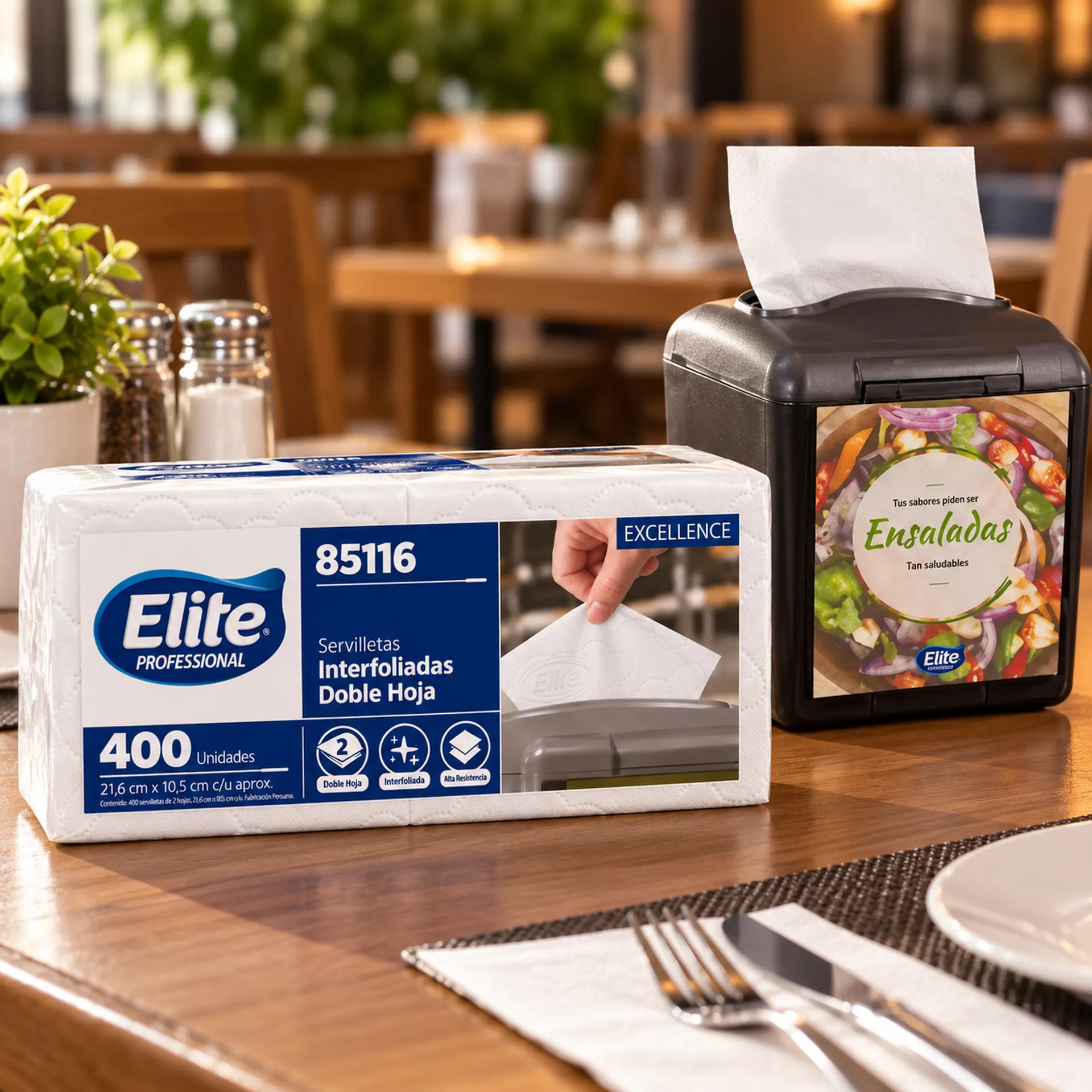 Servilletas interfoliadas doble hoja Elite Excellence junto al dispensador de servilletas Elite en un restaurante
